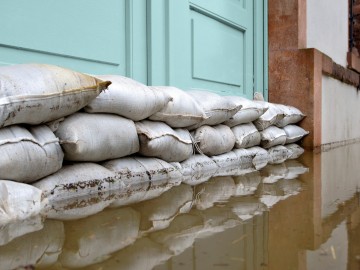 Sandsäcke als Hochwasserbarriere