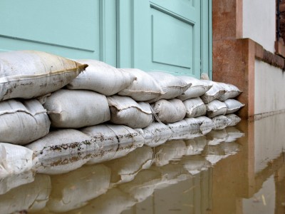 Hochwasserschutz - Haus & Keller vor Hochwasser schützen: Sandsäcke als Hochwasserbarriere