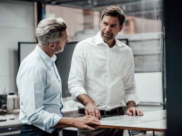 Zwei Ingenieure vor einem Plan