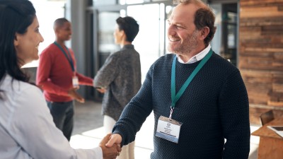 Ausstellungsversicherung: Geschäftspartner begrüßen sich