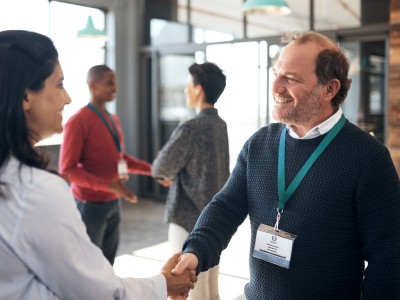 Ausstellungsversicherung: Geschäftspartner begrüßen sich