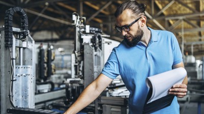 Inhaltsversicherung: Mann an Maschine