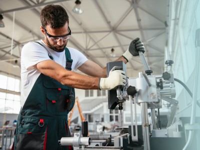 Technische Versicherungen: Mann an Maschine