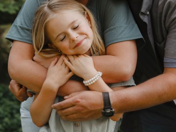 Kind wird liebevoll umarmt 