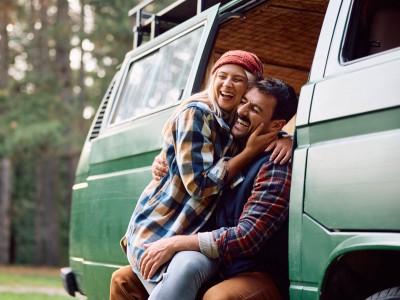 Paar mit VW-Bus in der Natur