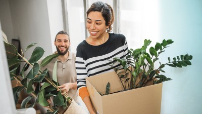 Mietrechtsschutzversicherung: Ein Paar beim Einzug