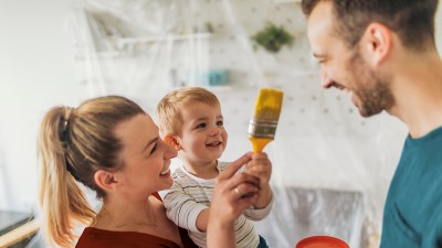 Immobilienrechtsschutz: Junge Familie mit Kind bei Malerarbeiten in der Wohnung