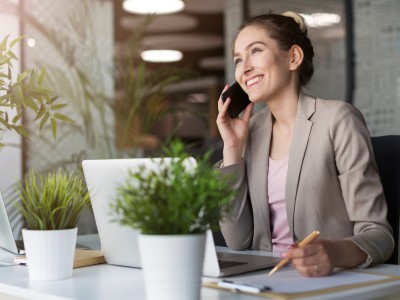 Frau im Office telefoniert