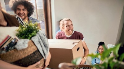 Haftpflichtversicherung für Paare & Ehepartner: Junge Leute helfen beim Umzug