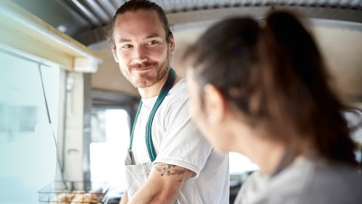 Was kostet eine Berufsunfähigkeitsversicherung?: Zwei Bäckereiverkäufer*innen im Verkaufswagen