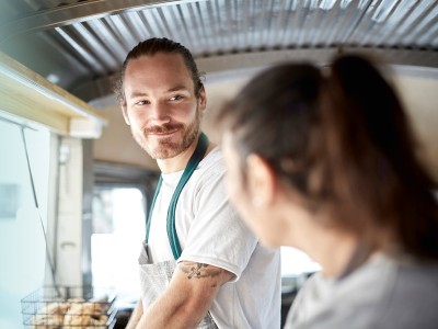 Zwei Bäckereiverkäufer*innen im Verkaufswagen