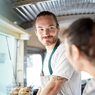 Zwei Bäckereiverkäufer*innen im Verkaufswagen