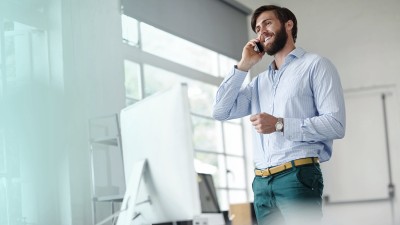 Ein Mann telefoniert im Büro