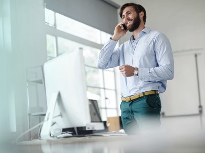 Berufsunfähigkeitsversicherung in der Steuererklärung absetzen: Ein Mann telefoniert im Büro