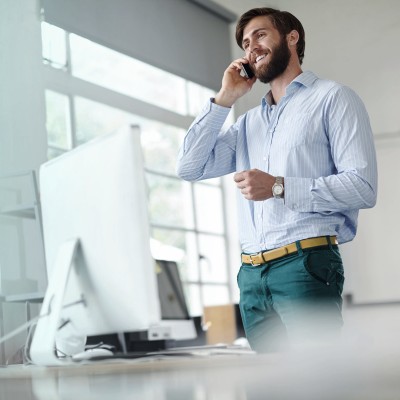 Ein Mann telefoniert im Büro