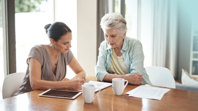 Zwei Frauen diskutieren Unterlagen 