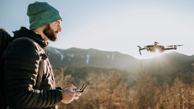 Drohnen versichern: Mann mit Drohne