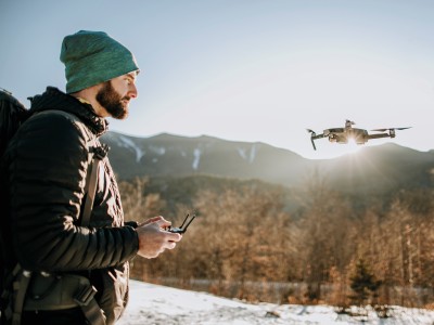 Drohnen versichern: Mann mit Drohne