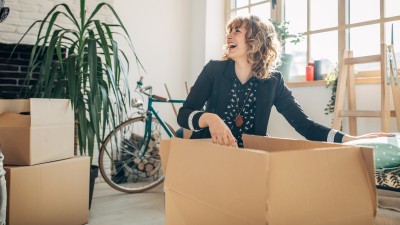 Frau beim Umzug in Ihre neue Wohnung