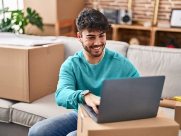 Junger Mann mit Laptop