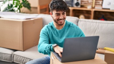 Junger Mann mit Laptop