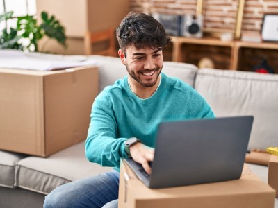 Junger Mann mit Laptop