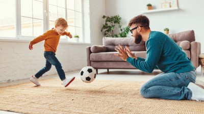 Vater und Sohn spielen Fußball