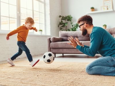 Vater und Sohn spielen Fußball