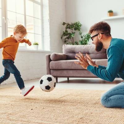 Vater und Sohn spielen Fußball