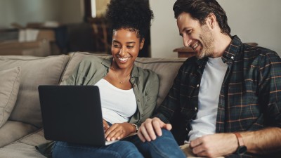 Kosten einer Haftpflichtversicherung: Paar mit Laptop