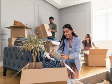 Eine Familie packt Umzugskartons