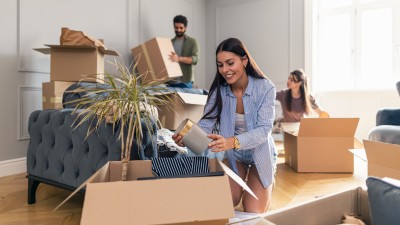 Eine Familie packt Umzugskartons