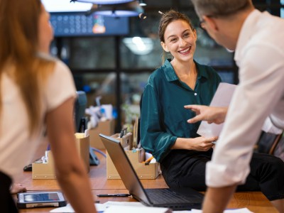 Abstrakte Verweisung in der BU: Kollegengespräch im Büro