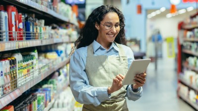 Mitarbeiterin im Supermarkt 