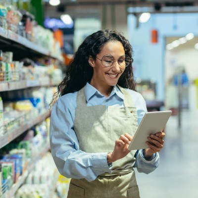 Mitarbeiterin im Supermarkt 