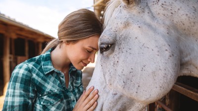 Pferdehaftpflichtversicherung: Junge Frau mit Pferd