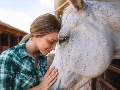 Pferdehaftpflichtversicherung: Junge Frau mit Pferd