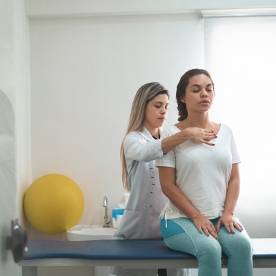 Zusatzversicherung für Heilpraktiker, Osteopathie & Co.: Ambulante Behandlung bei Ärztin 