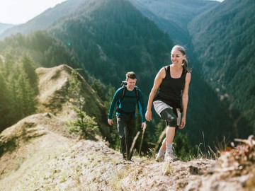 Unfallversicherung privat50plus: Ein Paar beim Wandern in den Bergen