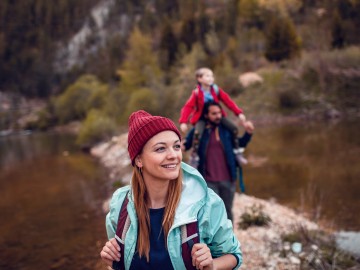 Private Unfallversicherung: Familie beim Wandern