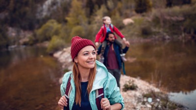 Private Unfallversicherung: Familie beim Wandern