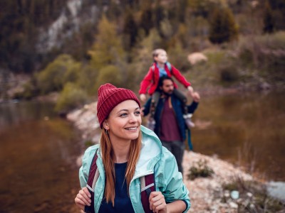 Private Unfallversicherung: Familie beim Wandern