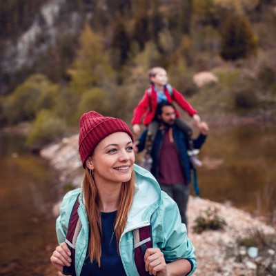 Private Unfallversicherung: Familie beim Wandern