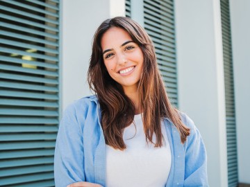 L&auml;chelnde junge Frau