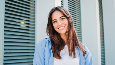 L&auml;chelnde junge Frau