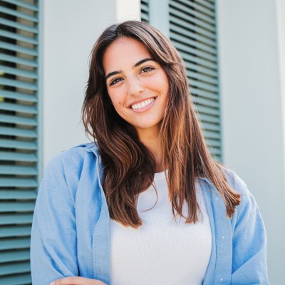 L&auml;chelnde junge Frau