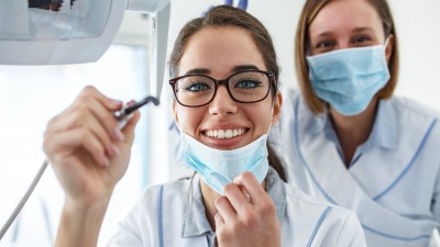 Karies-Behandlung - Ablauf, Kosten & Erstattung: Eine Zahn&auml;rztin mit Bohrer