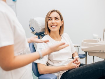 Eine Patientin beim Zahnarzt im Behandlungsstuhl