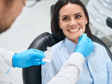 Zahnarzt gleicht Veneers an einer Patientin ab