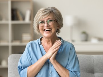 Gl&uuml;cklich l&auml;chelnde Frau 